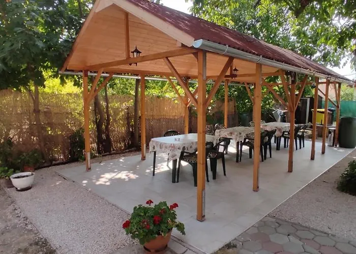 Timbi Vendeghaz * פוניארצוושהג'